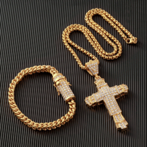 conjunto premium, corrente e pulseira banhadas a ouro, colar com pingente de cruz cravejada, pulseira cravejada