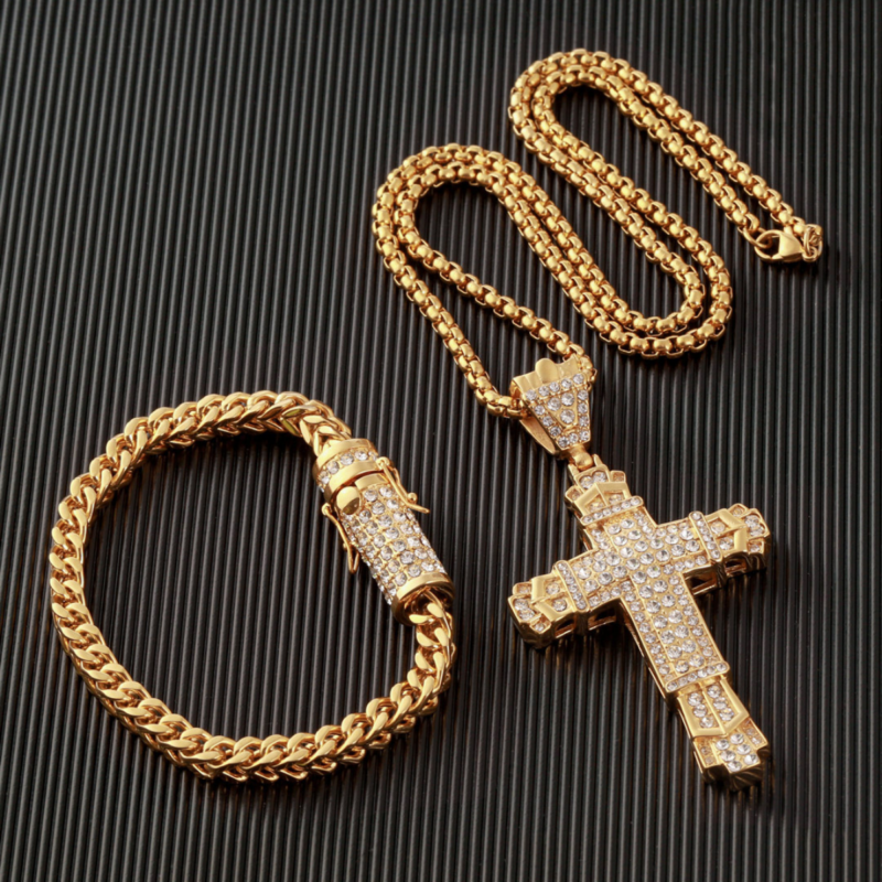 conjunto premium, corrente e pulseira banhadas a ouro, colar com pingente de cruz cravejada, pulseira cravejada