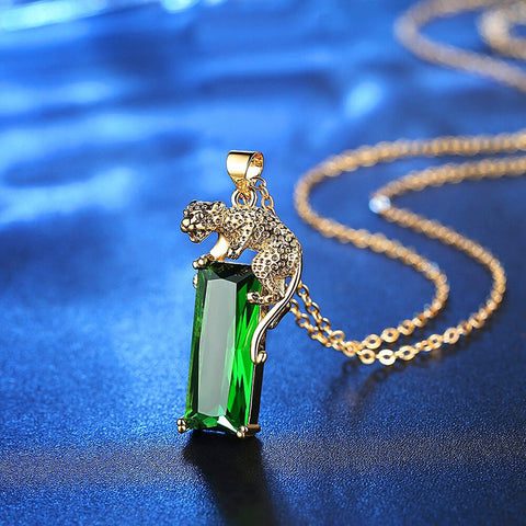 colar banhado a ouro feminino, leopardo, natureza, cristais, zircônia verde, pedra verde, moda feminina, elegante, sofisticado, semijoia de luxo