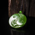 Amuleto em Jade Natural - Taiji - Acessórios Unissex - Amuleto- Amuleto de Proteção - SANTO STILO