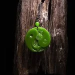 Amuleto em Jade Natural - Taiji - Acessórios Unissex - Amuleto- Amuleto de Proteção - SANTO STILO