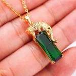 colar banhado a ouro feminino, leopardo, natureza, cristais, zircônia verde, pedra verde, moda feminina, elegante, sofisticado, semijoia de luxo