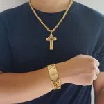 Homem na moda, banhado a ouro, luxo, glamour, Crucifixo Moderno, semijoia de luxo, homem moderno, look masculino, acessórios masculinos, crucifixo religioso, corrente masculina, fé cristã, moda masculina, Antialérgico, aço inoxidável, design moderno, atitude, poder, sofisticado, elegância, bracelete masculino