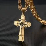 Homem na moda, banhado a ouro, luxo, glamour, Crucifixo Moderno, semijoia de luxo, homem moderno, look masculino, acessórios masculinos, crucifixo religioso, corrente masculina, fé cristã, moda masculina, Antialérgico, aço inoxidável, design moderno, atitude, poder, sofisticado, elegância, bracelete masculino