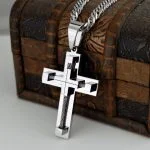 Colar masculino, fé cristã, crucifixo religioso, cruxifixo moderno, aço inoxidável, banhado a prata, Crucifixo Moderno, semijoia de luxo, homem moderno, look masculino, acessórios masculinos