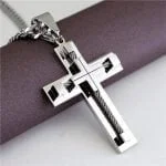 Colar masculino, fé cristã, crucifixo religioso, cruxifixo moderno, aço inoxidável, banhado a prata, Crucifixo Moderno, semijoia de luxo, homem moderno, look masculino, acessórios masculinos
