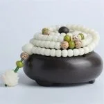 Japamala de Raiz Branca Bodhi - Peace - Energia Espiritual - Místicos Especiais- Novidades - SANTO STILO, pedra natural, raiz natural, japamala branca, japamala com flor de lótus, japamala jade