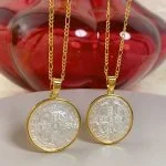 fé, ouro 18k, banhado a ouro 18k, banhado a ouro, medalha sagrada, medalhão, talismã, talismã de proteção, amuleto, amuleto de proteção, amuleto cristão, talismã cristão, medalha cristã, colar feminino, colar delicado, madrepérola, semijoia feminina, são bento, cruz de são bento, devoção, medalha cristã, medalha sagrada