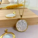 fé, ouro 18k, banhado a ouro 18k, banhado a ouro, medalha sagrada, medalhão, talismã, talismã de proteção, amuleto, amuleto de proteção, amuleto cristão, talismã cristão, medalha cristã, colar feminino, colar delicado, madrepérola, semijoia feminina, são bento, cruz de são bento, devoção, medalha cristã, medalha sagrada