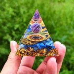 Orgonite Pirâmide Sunflower - Ametista e Lápis Lazuli - Místicos Especiais - Novidades- Produtos Unissex - SANTO STILO