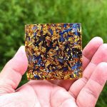 Orgonite Pirâmide Sunflower - Ametista e Lápis Lazuli - Místicos Especiais - Novidades- Produtos Unissex - SANTO STILO