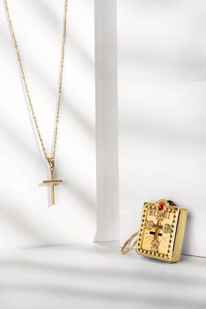 corrente com crucifixo banhada a ouro e chaveiro bíblia sagrada barato