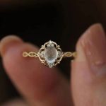 anel feminino banhado a ouro com cristal pedra da lua