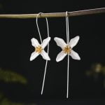 Silver Garden - flores - floral - visual romântico -acessório - crisântemo - lírio - ixora -feminino -prata 925 - semijoia - resistente - brinco