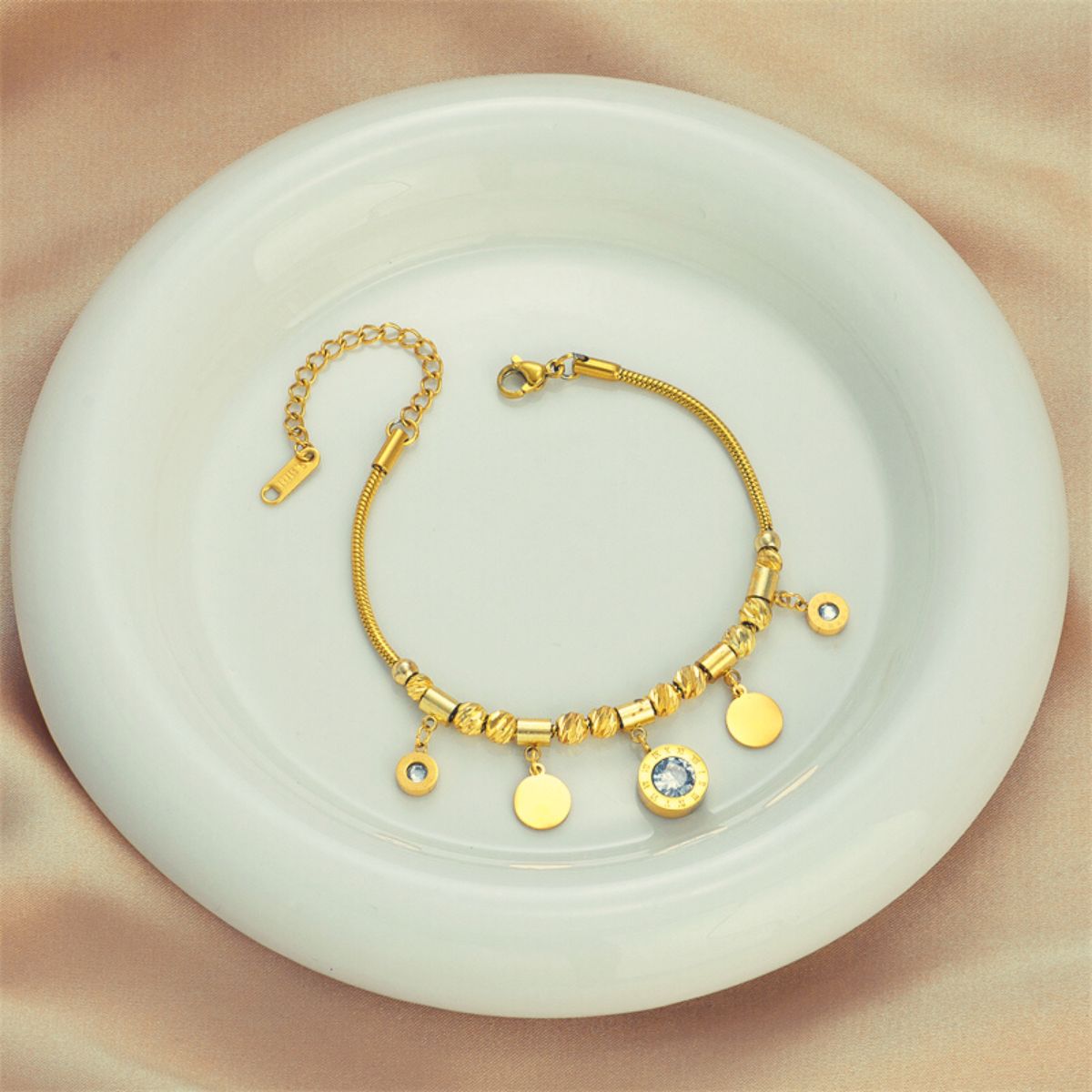 pulseira de berloques, pulseira banhada a ouro, ouro 18k, pulseira cravejada, pulseira feminina, acessórios femininos, semijoias, semijoias femininas, aço inoxidável