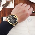 relógio masculino - relógio preto e dourado - relógio de pulso - homem com relógio