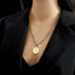 mulher com colar durado - mulher com colar - mulher com colar banhado a ouro - colar feminino - colar bonito - colar banhado a ouro - colar dourado - colar bonito - elegante - sofisticado