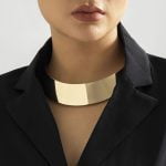 dourado - mulher - mulher elegante - mulher de negocios - colar feminino - colar moderno - colar liso - colar minimalista - acessório - acessório feminino