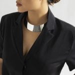 mulher - mulher elegante - mulher de negocios - colar feminino - colar moderno - colar liso - colar minimalista - acessório - acessório feminino - prata
