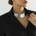 mulher - mulher elegante - mulher de negocios - colar feminino - colar moderno - colar liso - colar minimalista - acessório - acessório feminino - prata