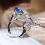 anel com pedra azul,